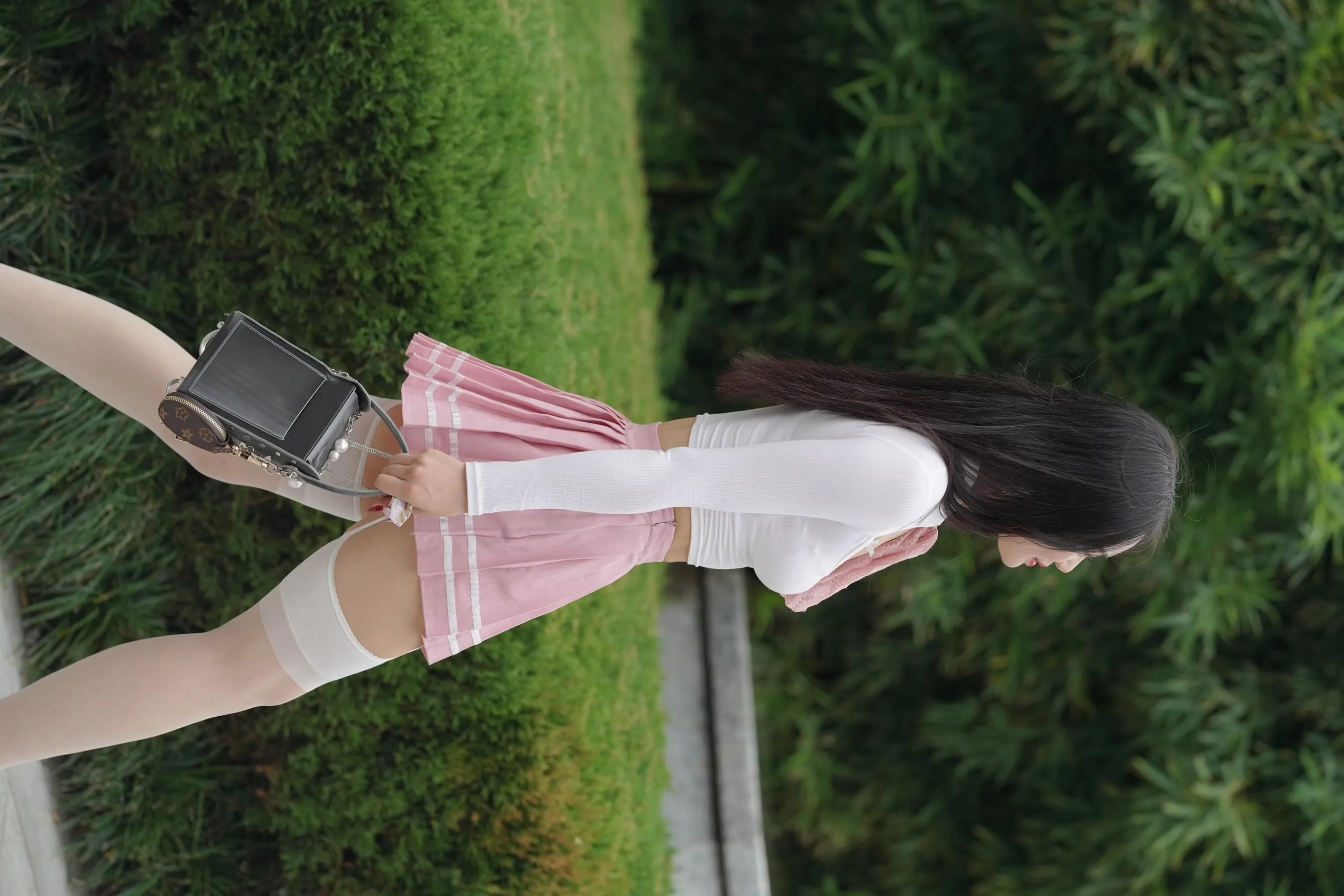 魔镜街拍 NO.161 街拍白丝吊带袜美女 [109P]插图9